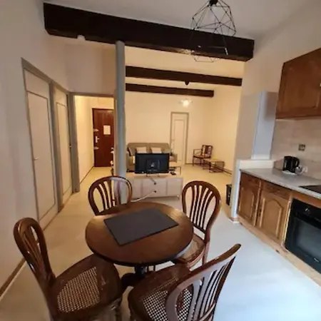 Charming Authentic In Location Apartment