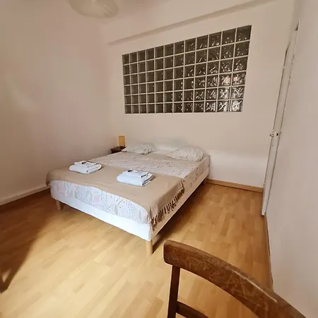 Charming Authentic In Location Apartment