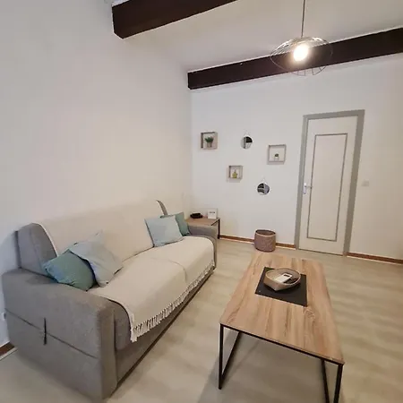 Charming Authentic In Location Apartment *